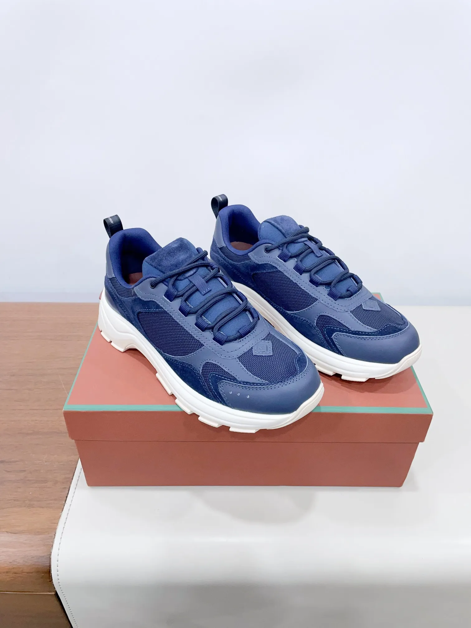 👟👟Ex-factory price 620👟👟 (Male +10) LP's new product Loro Pian* ✅Cairn Walk couple's sneakers dad shoes Official price RMB¥ ¥ 8,200 This urban style-inspired sneaker fits the foot comfortably. Cowhide and suede panels add a refined texture to the sleek silhouette, while soft padding follows every contour, making it the ideal companion for urban adventures or casual weekend getaways. The light and soft soles are designed with complex and fine carved textures and have excellent performance. 𝙎𝙞𝙯𝙚: 35-40 women, 39-45 men (40 women and 45 men are custom-made and cannot be returned or exchanged) The ultimate cost-effectiveness leaves the factory, no negotiation.